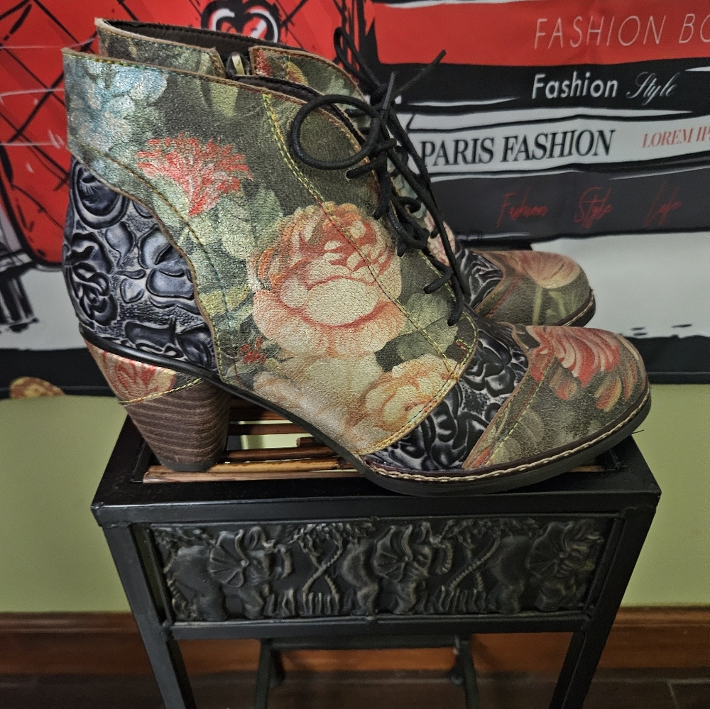 NWOT Spring Step Multicolor Floral Lace-Up Boots
